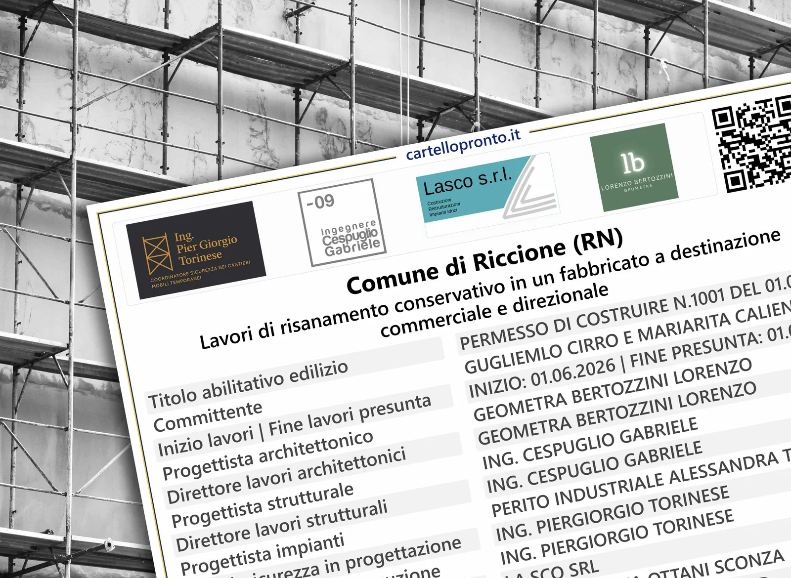 Cartello di cantiere CartelloPronto installato davanti a un ponteggio